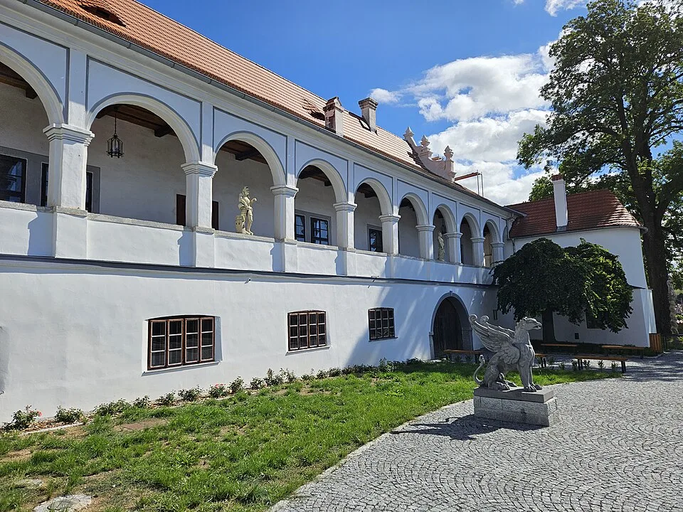 Mokrosuky Castle
