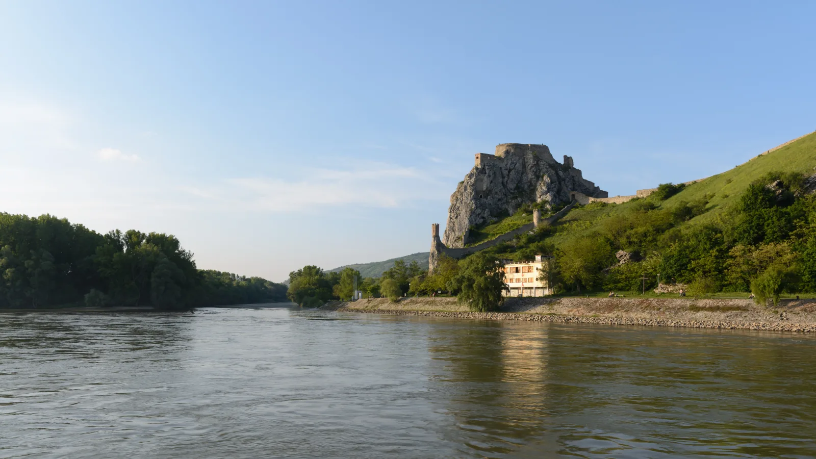Malé Karpaty: hrad Devín, Pajštún a vinohrady