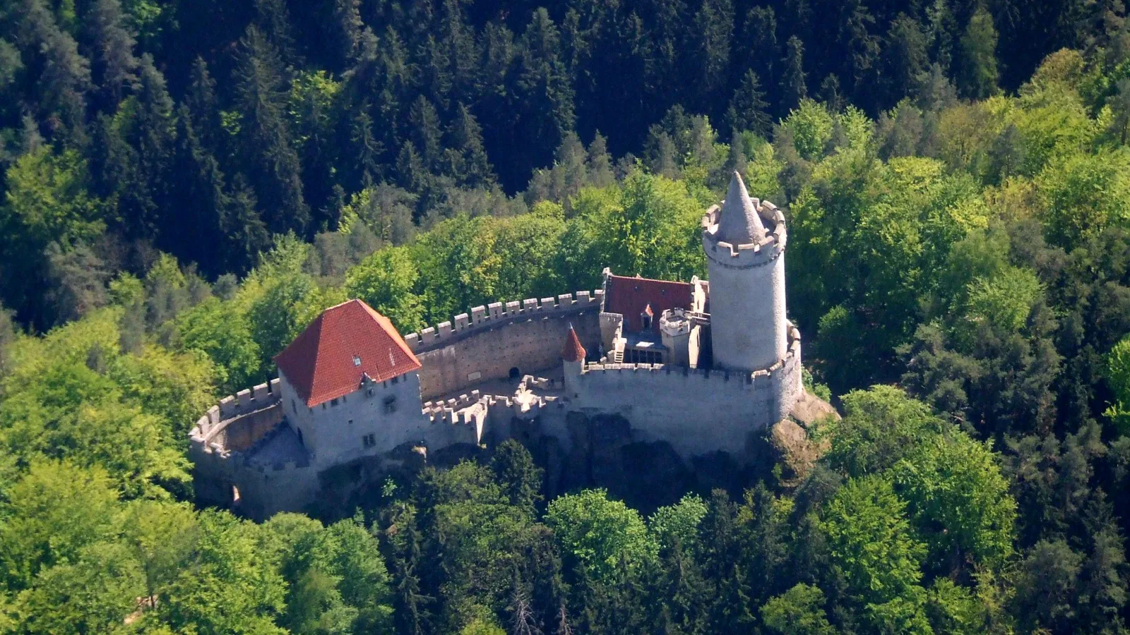 Stredné Čechy: hrad Křivoklát, romantický Kokořín a kráľovské lesy