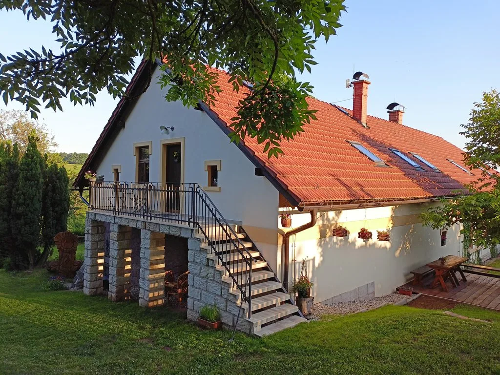 Ubytování V půli kopce — COTTAGE in Holenice