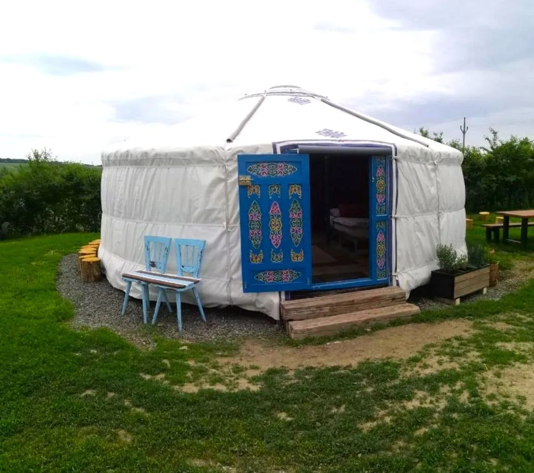 Jurta na zvířecí farmě — GLAMPING v obci Krasová