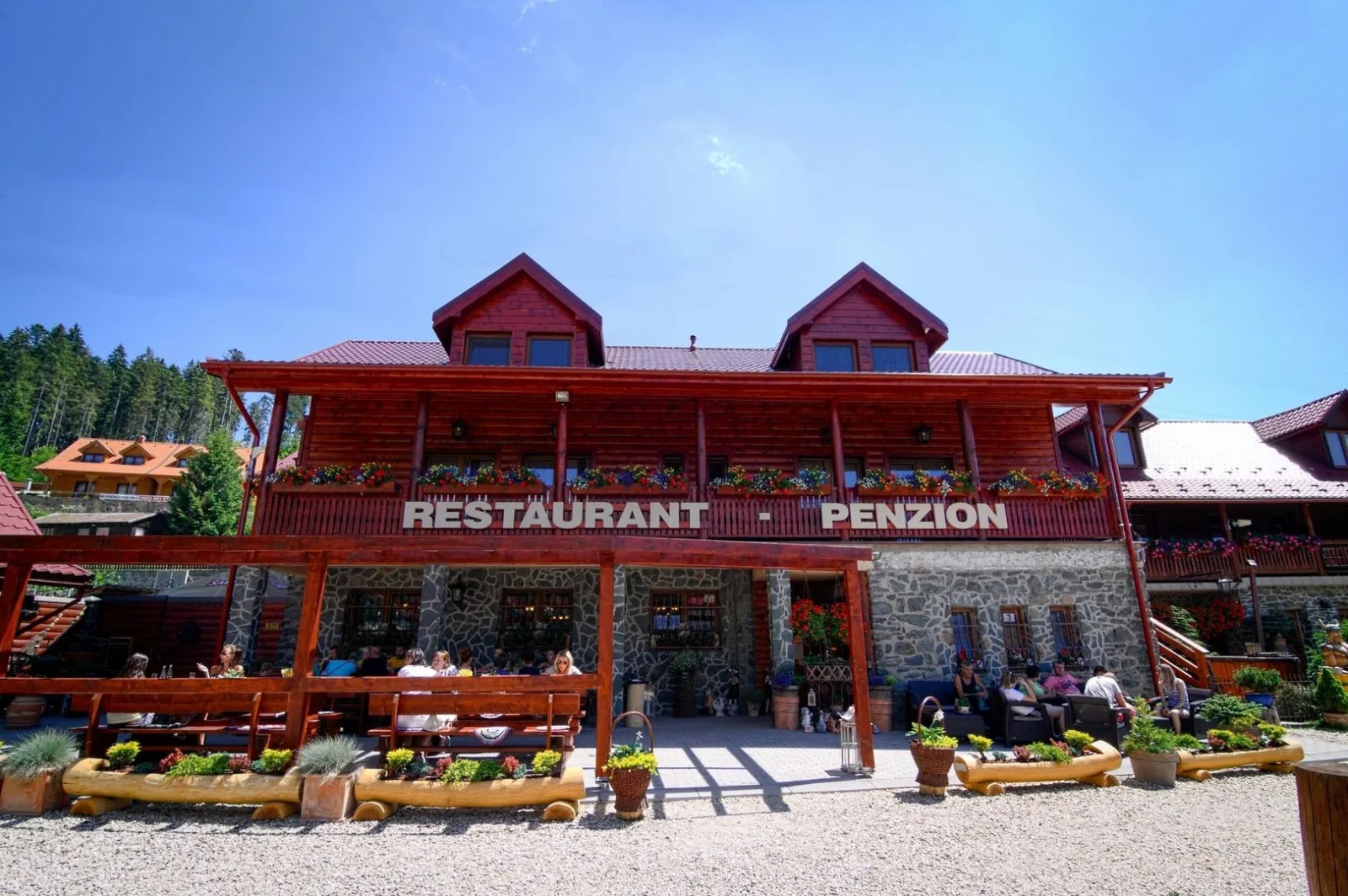 Hotel priehrada a Penzión Erika — HOTEL v obci Dedinky