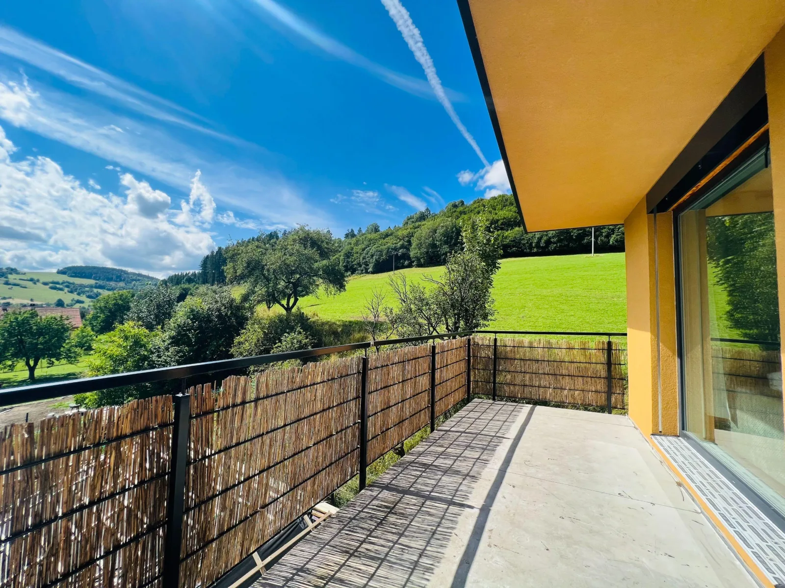 Slnečná vila pod lesom — fotografia 3