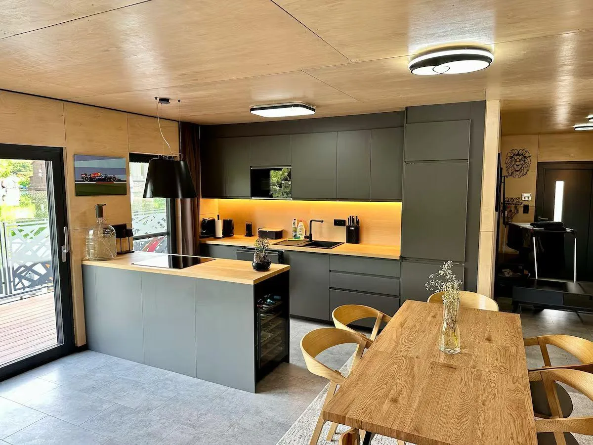Houseboat with touch of luxury — fotografia 5