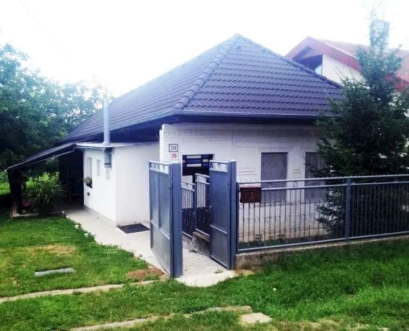 Chalúpka pod orechom — CHALUPA v obci Podhájska