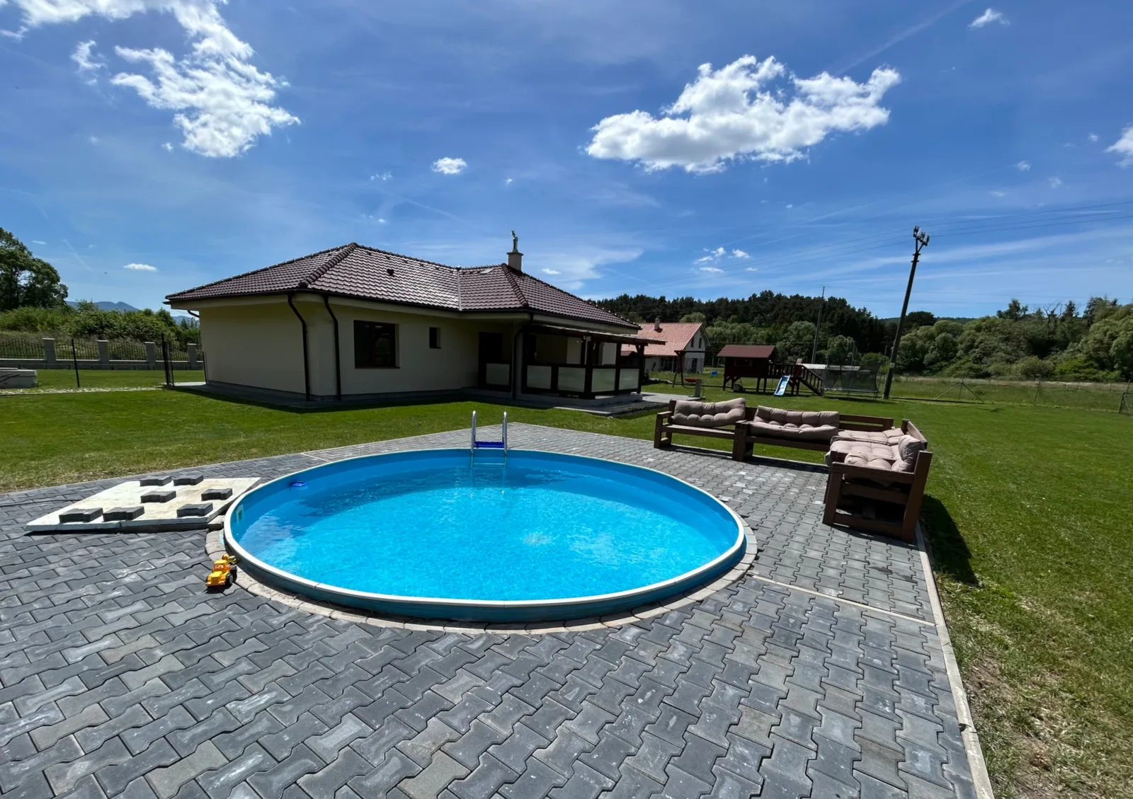 Bungalov pod horou — BUNGALÓ itt: Valča