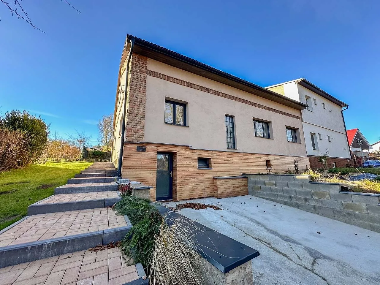 Chalupa nad řekou — NYARALÓ itt: Trhová Kamenice